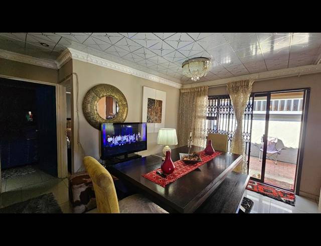 5 BEDROOM HOUSE FOR SALE IN PROTEA GLEN EXT